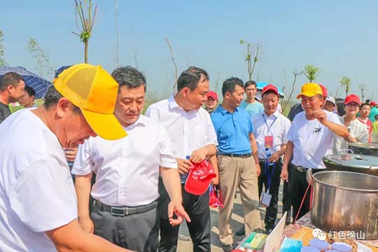 虾龙村领导引领繁荣与进步之路