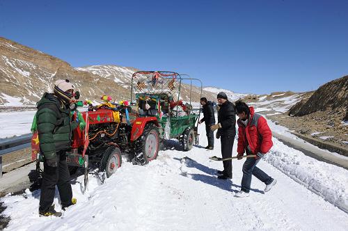 岗巴雪村交通新进展，通往雪域秘境道路更新揭秘